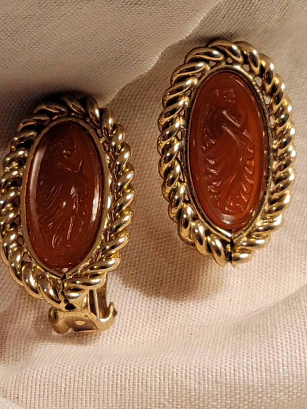 Vtg Bergere Gold Tone Cameo Clip-on Earrings